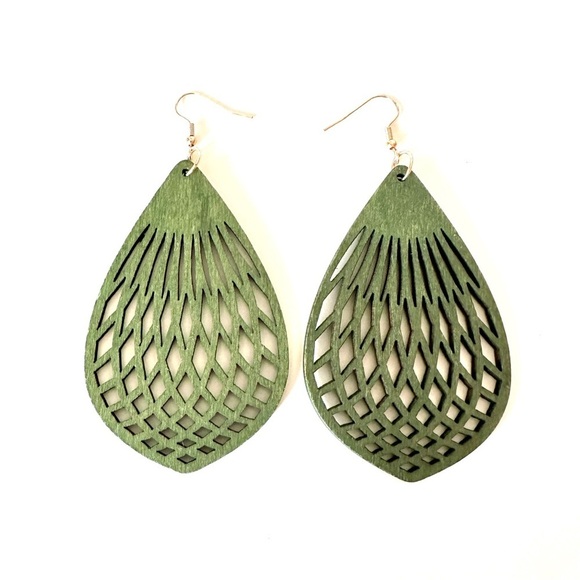 ⭐️ 5 for $25 Natural Wood Green Painted Lightweight Earrings Gold Tone Hoops - Picture 1 of 3